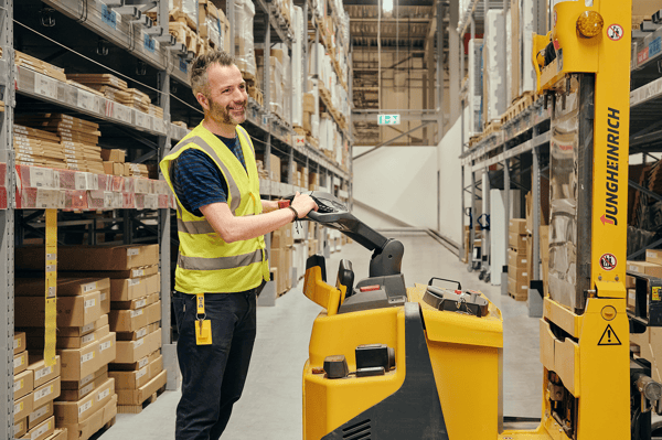 Bas, Logistiek manager
