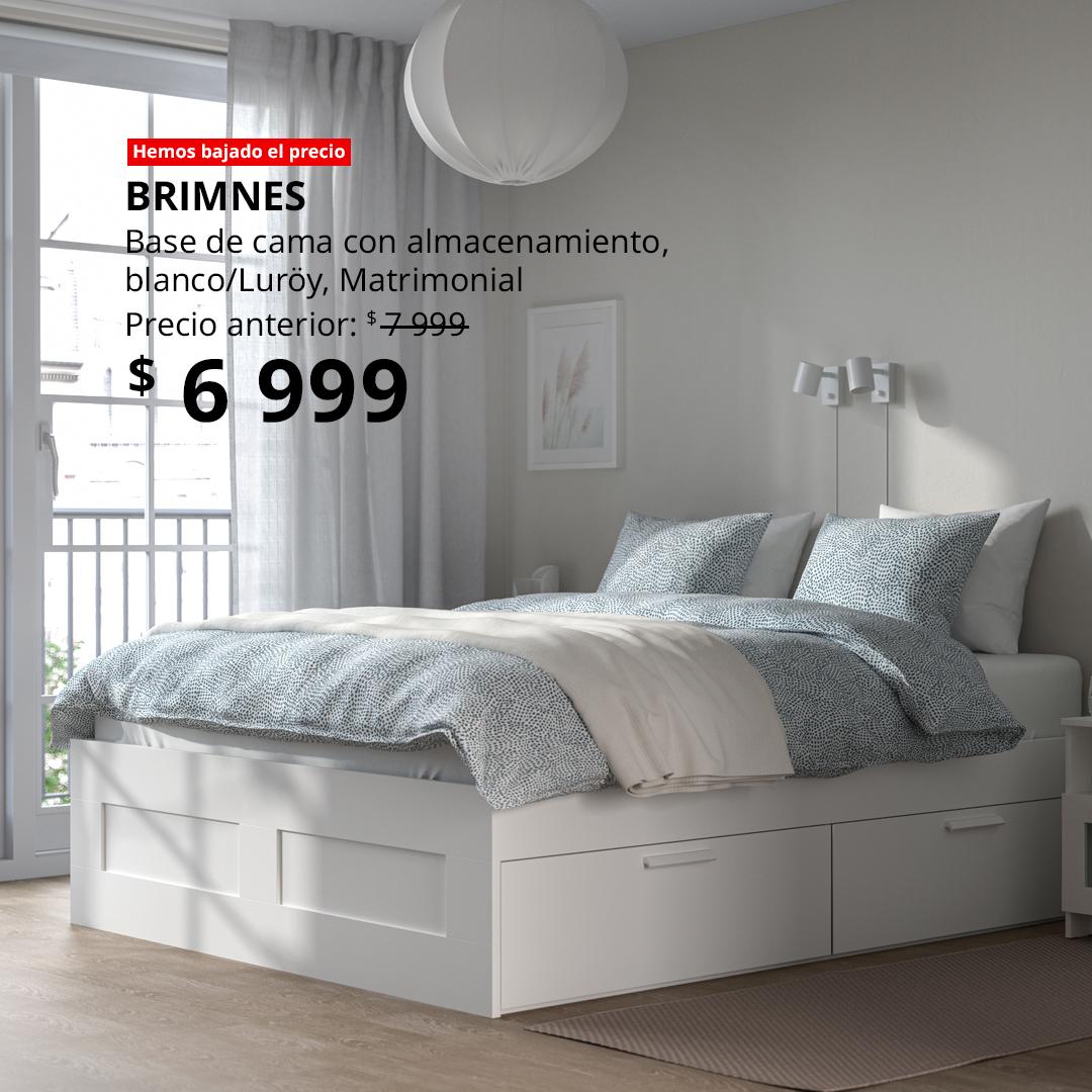 Base de cama BRIMNES tamaño matrimonial, en color blanco, en una recámara. 