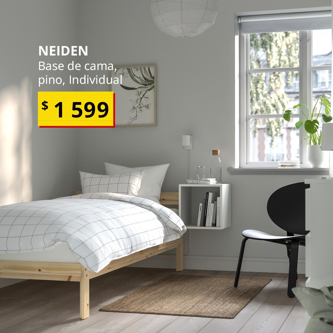Base de cama NEIDEN de pino en un dormitorio con ropa de cama blanca y muebles en tonos claros.