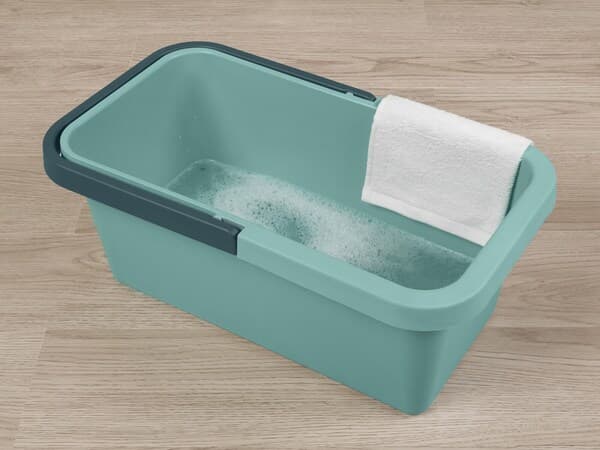 Bassine rectangulaire bleu avec lingette posée sur un côté