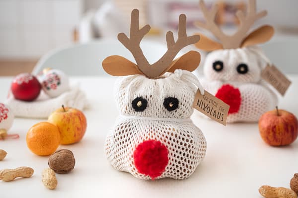 Bastelidee für ein weißes DIY Rentier-Säckchen für kleine Geschenke zum Nikolaus.