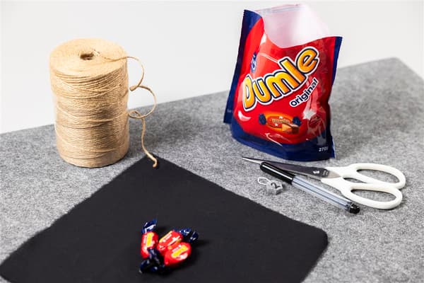 Bastelmaterial liegt auf einem Tisch.
