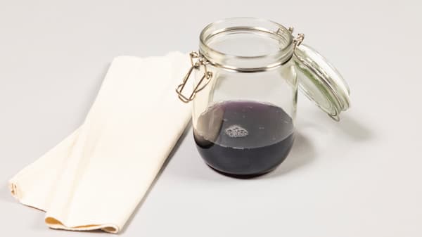 Bastelmaterialien liegen am Tisch