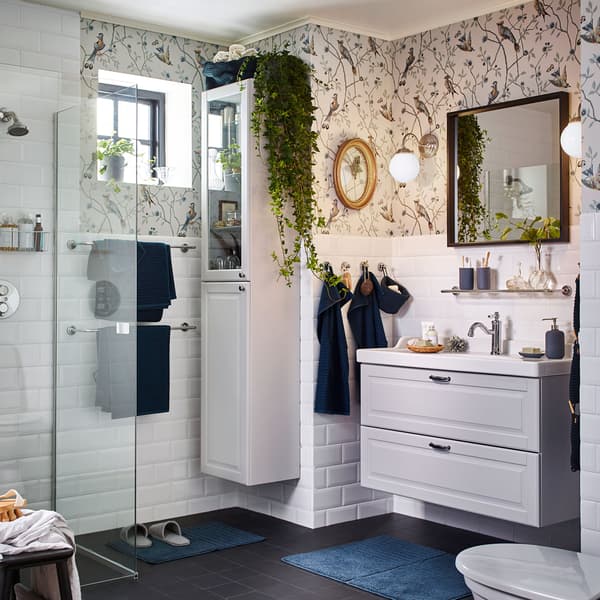 Bathroom with cabinet GODMORGON in white.