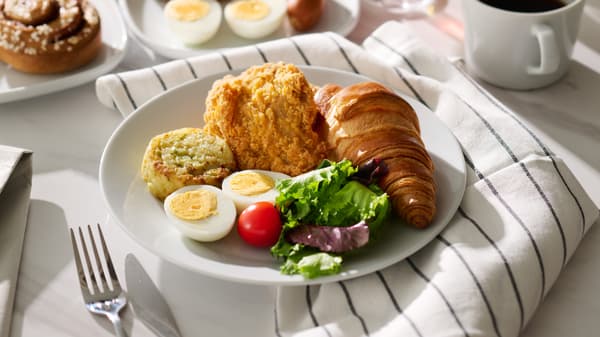 バタークロワッサン、平飼いゆでたまご、グリーンリーフ、プチトマト、下記より２品 (ハッシュドポテト/ソーセージ/ベジタブルメダリオン/フライドチキン)のモーニングCセット