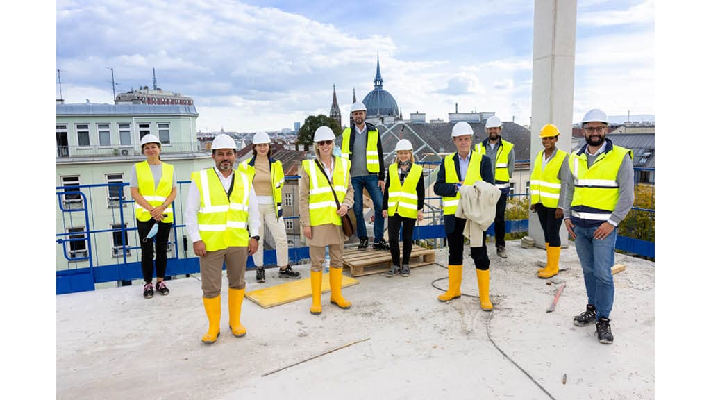 Bauarbeiter:innen auf dem IKEA Westbahnhof Dach.