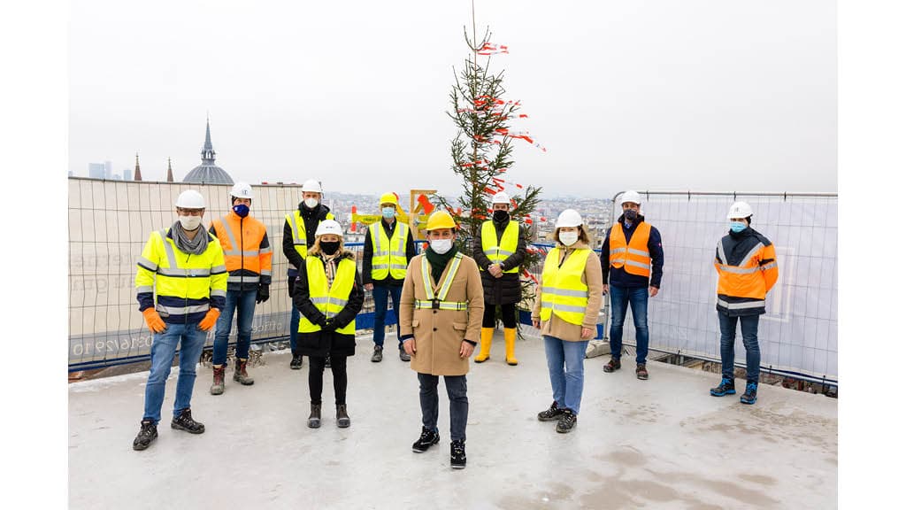 Bauarbeiter:innen, die auf der IKEA Dachterasse stehen.