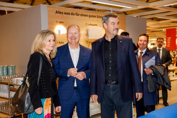 Bayerns Ministerpräsident Dr. Markus Söder und Schwedens Botschafterin Veronika Wand-Danielsson zu Besuch beim Jubiläumsevent von IKEA Deutschland und gratulieren IKEA und Herrn Walter Kadnar, CEO & CSO IKEA Deutschland, zum Geburtstag.
