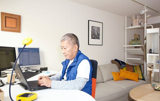 ビーチ・プランナー 增田元秀さんがパソコンを見ている