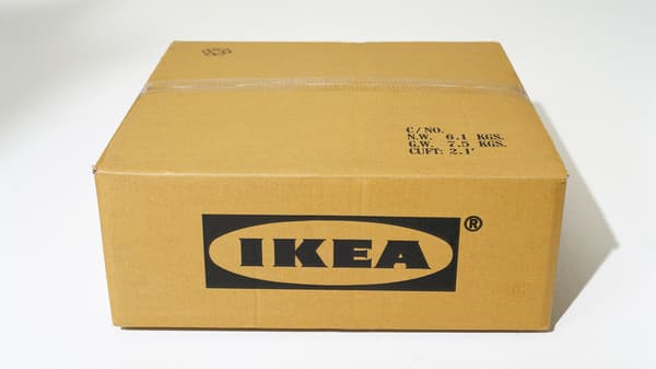 Becsomagolt IKEA termék dobozban.