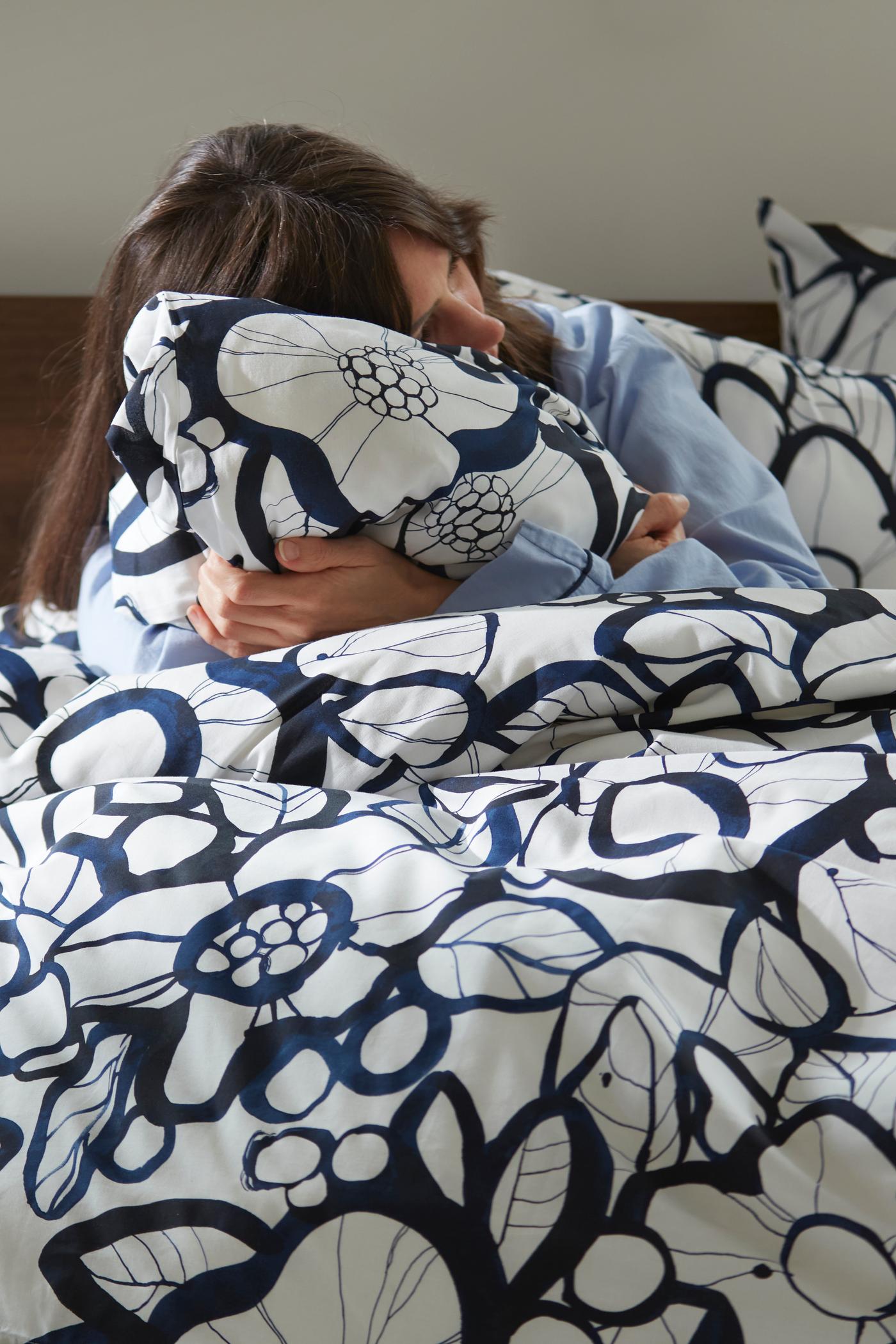 Bed textile with in blua and white with a flower patern.
