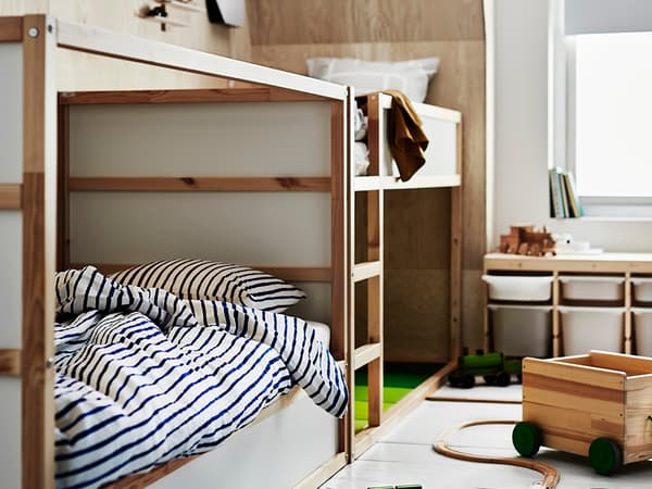 木製二段ベッドにストライプ柄寝具を合わせた子ども部屋。ナチュラルな収納と遊びスペース付き。