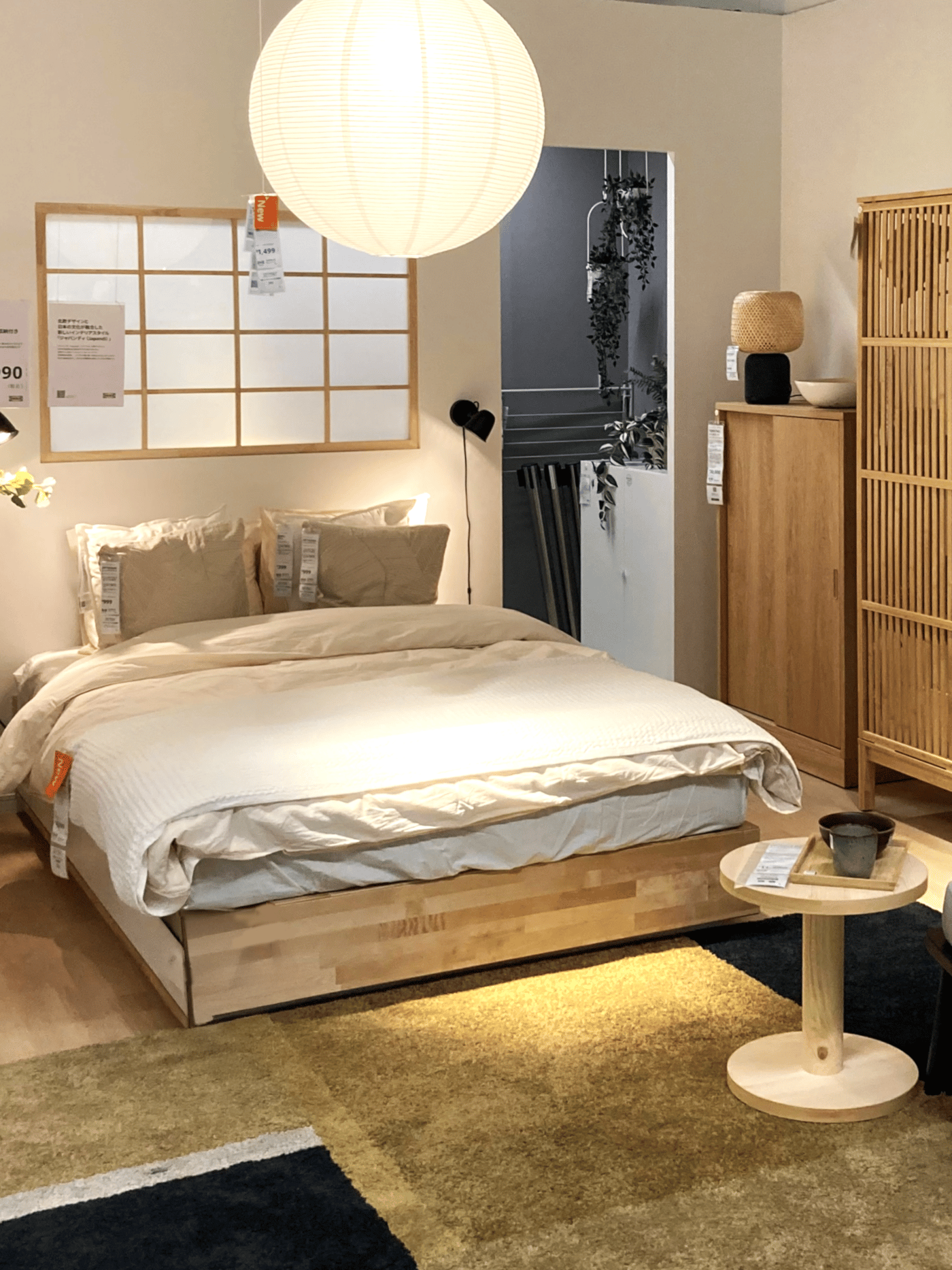 ベッドルームのショールーム。ナチュラルで落ち着きがあり、清潔感と温もりが同居する心地よい空間。