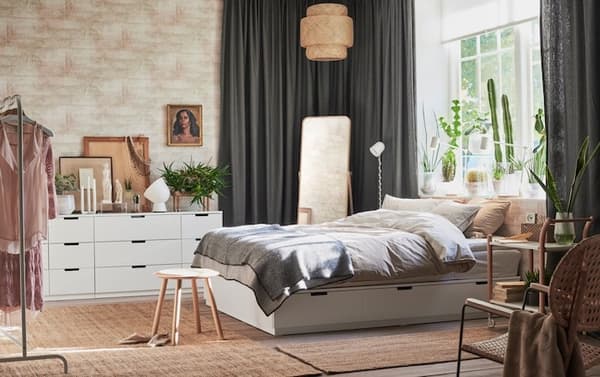 Bedroom with bed and storage solution.