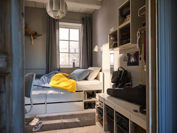 Beds are placed diagonally away from one another. 
