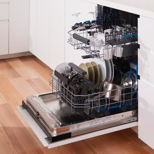 Beépített mosogatógép kinyitva, mellette zsúrkocsik és edények