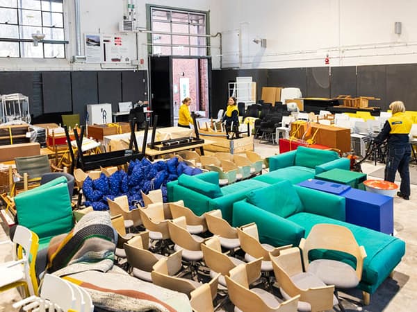 Begagnade IKEA-möbler uppadade bredvid varandra i IKEAs nya testhub