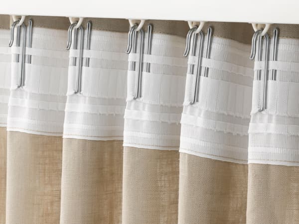 Beige gardin hänger med fingerkrokar på VIDGA gardinskena. 