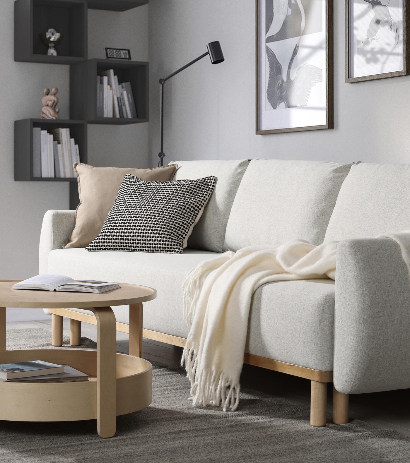 Beige Gunnared -värinen GRUNNARP 3-istuttava vuodesohva olohuoneessa.