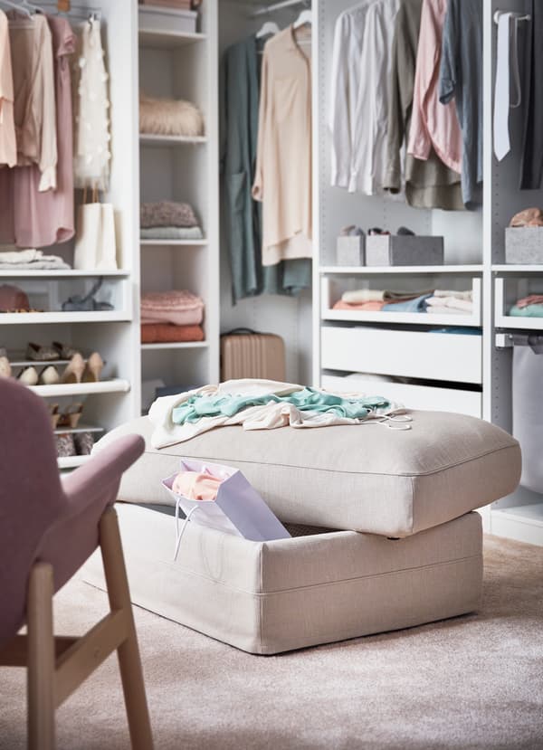 Beige IKEA GRÖNLID zitmodule met bergruimte; uit het beklede opbergvak piept een boodschappentas.