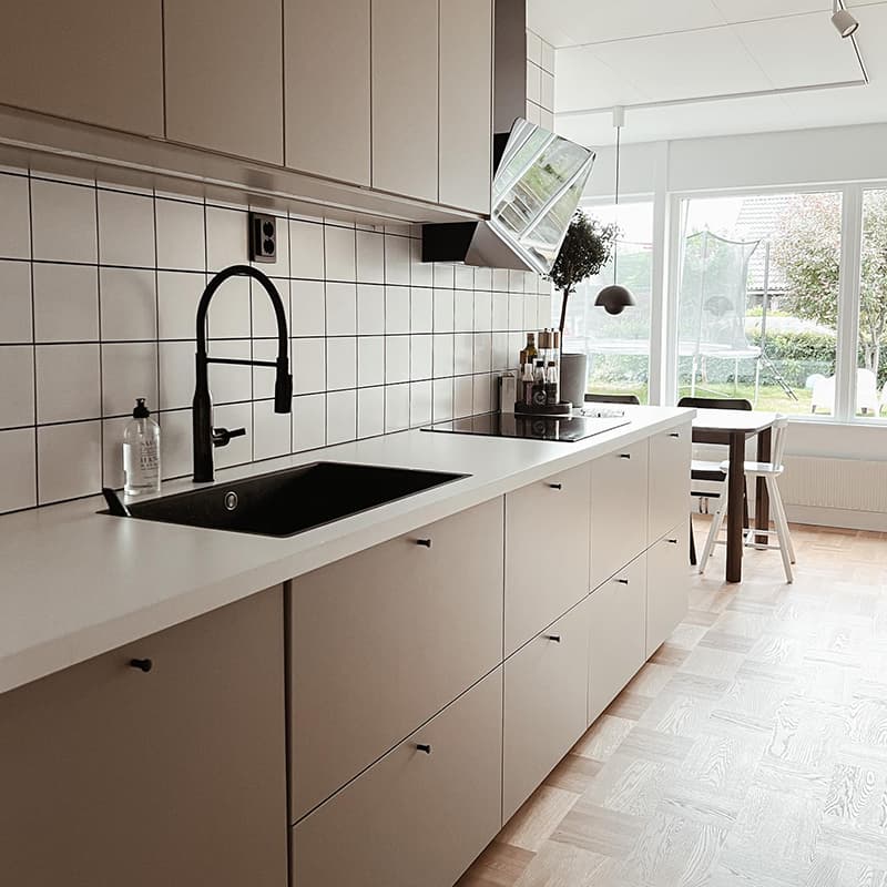 Beige keuken met een wit blad
