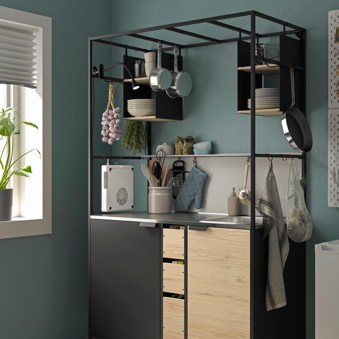 Beispiel für eine dunkel gehaltene ÄSPINGE Küche von IKEA.