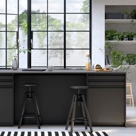 Beispiel für eine elegante Küche mit dunklen und hellen Elementen.