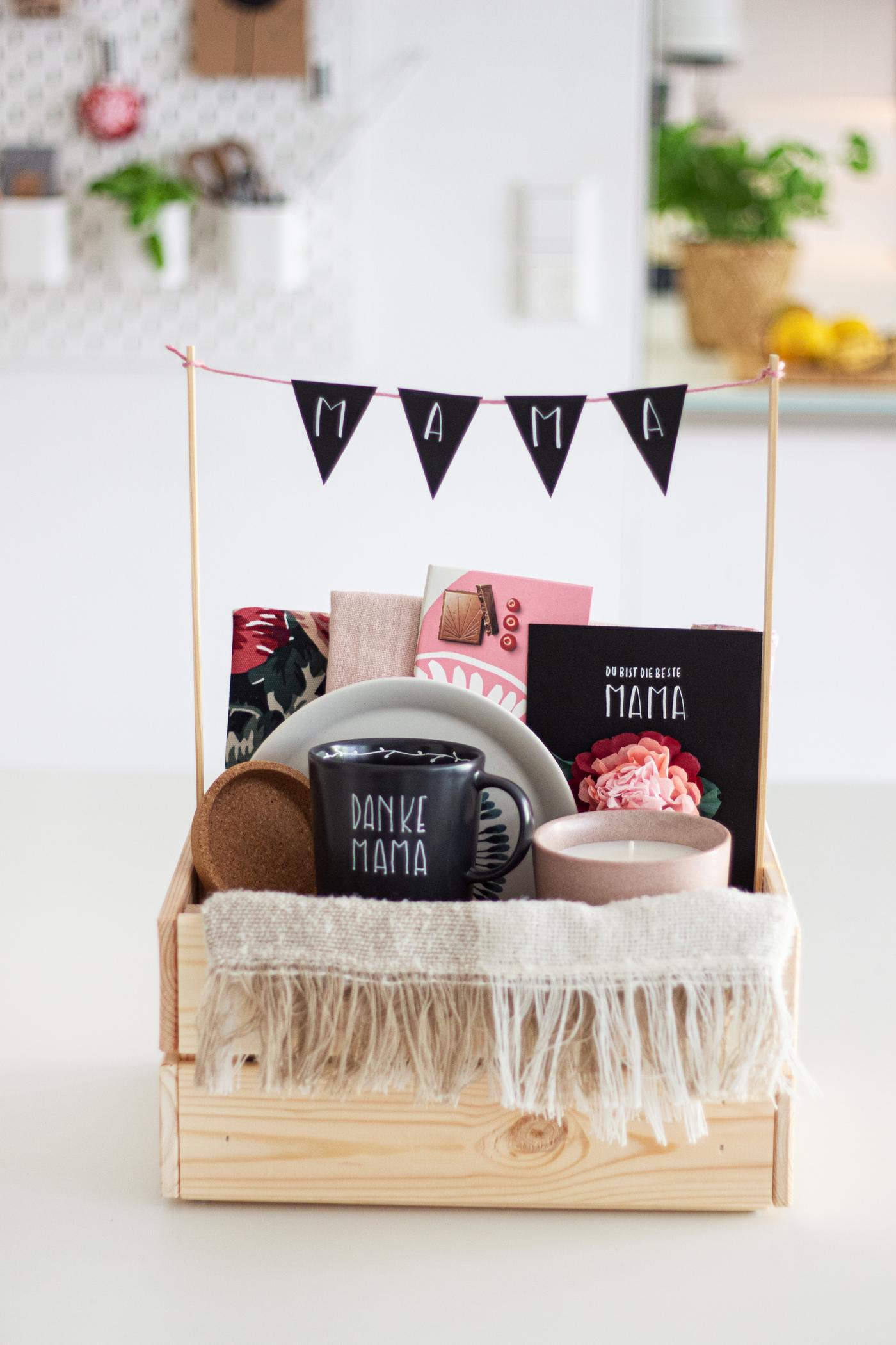 Beispiel für eine Geschenkkiste aus Holz mit Ideen zum Muttertag.