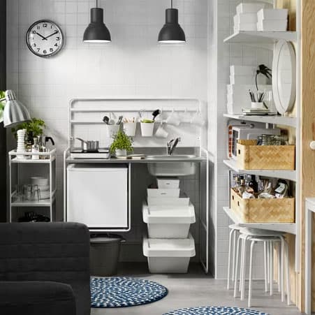 Beispiel für eine SUNNERSTA Küche von IKEA in offenem Design.