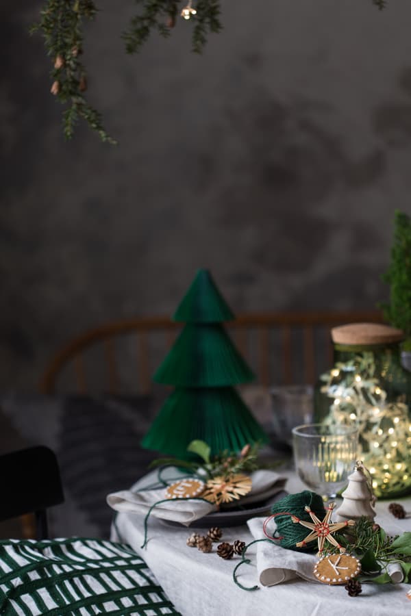 Beispiel für eine weihnachtliche Tischdeko mit besinnlicher Beleuchtung.