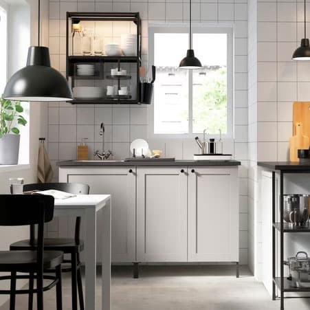 Beispiel für eine weiße ENHET Küche von IKEA.