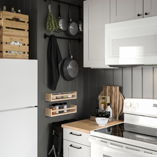 인덕션레인지 바로 옆의 벽에 설치된 자작나무로 만든 BEKVÄM 베크벰 양념통선반 2개에 향신료가 보관되어 있는 모습