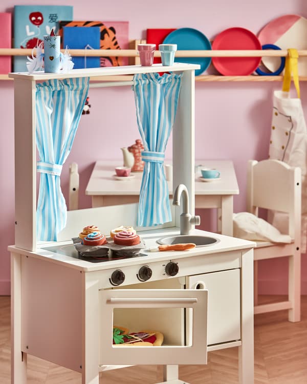 Bela kuhinja za igranje s otvorenim vratima od rerne i šestodelnim setom od 4 raznobojna pužića, 1 četkice za hleb i 1 posude za pečenje.