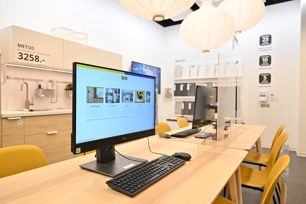 Beratung am PC in einem IKEA Pop-up Ravensburg