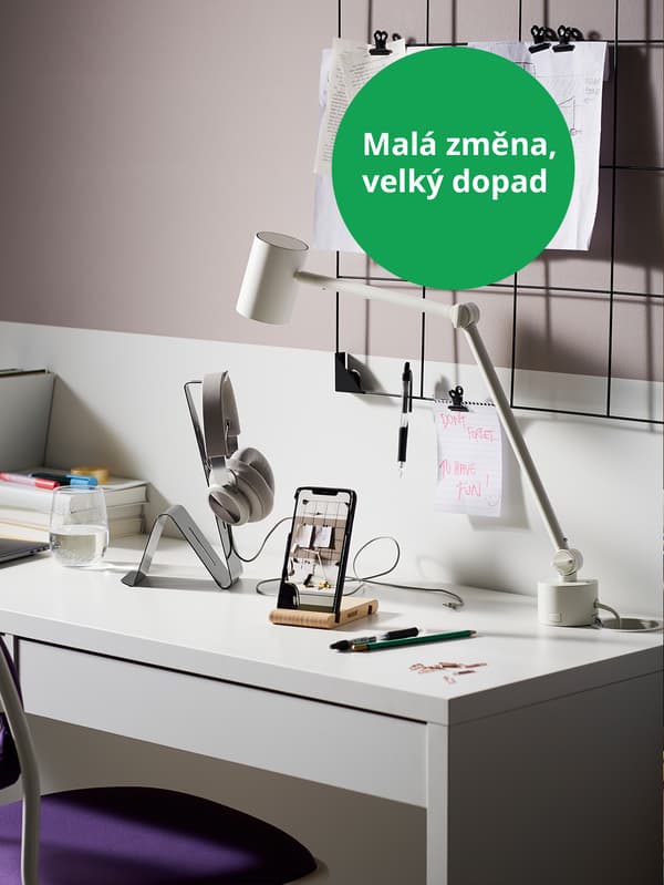 BERGENES dřevěný stojan na mobil položený na pracovním stole.