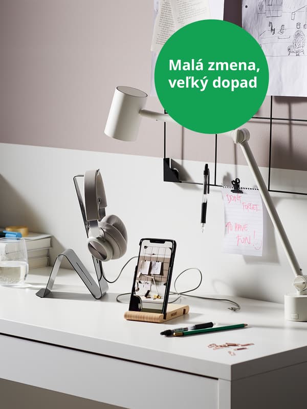 BERGENES drevený stojan na mobil položený na pracovnom stole.