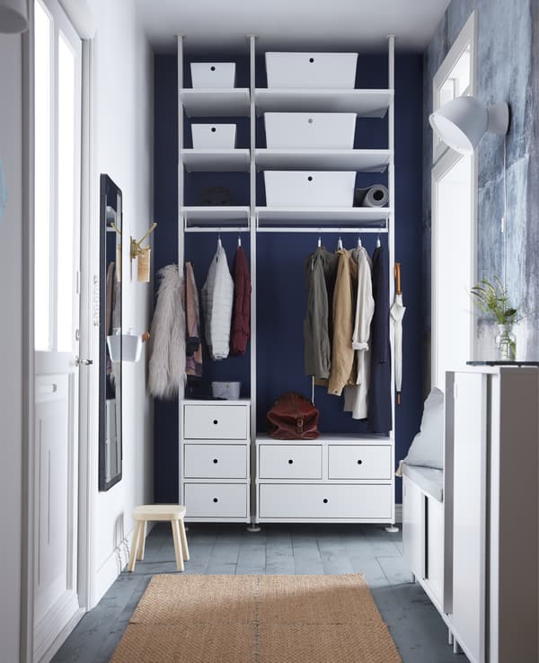 Besoin davantage d’espace dans une entrée un peu coincée? IKEA propose moultes idées rangement ingénieuses! Ajoutez des boîtes avec couvercle, comme KUGGIS, à une étagère pour dégager l’espace. Dissimulez les souliers dans le range-chaussures MACKAPÄR doté de portes coulissantes.