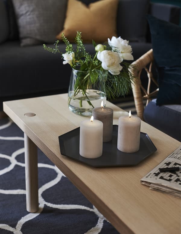 Besoin de nouvelles idées pour la déco du séjour? IKEA propose des produits qui créent un décor cosy. Comme LUGGA, par exemple. Une bougie bloc parfumée à la vanille, qui serait parfaite sur votre table basse.
