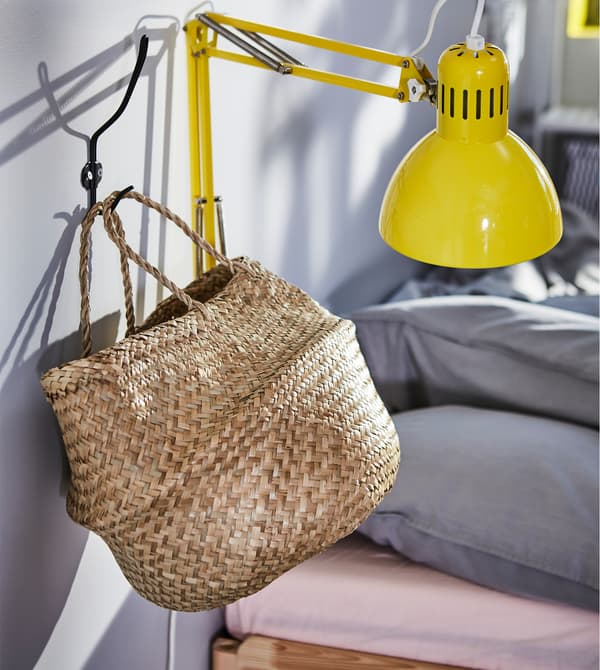 Besoin de rangements pour votre petite chambre ? Rangez votre nécessaire de jour et de nuit dans un panier en jonc de mer beige clair.