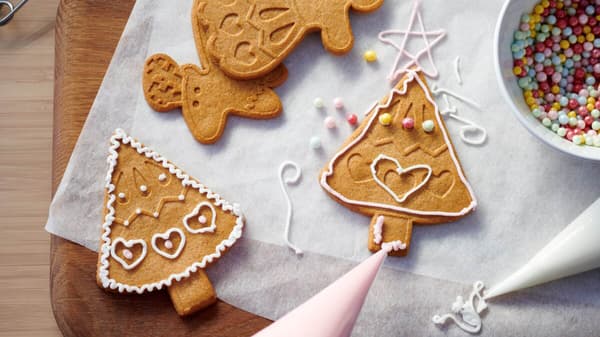 Besuche unsere Weihnachtsbäckerei!
Verziere deinen eigenen Lebkuchen ganz nach deinem Geschmack
und nimm dein süßes Kunstwerk anschließend mit nach Hause.