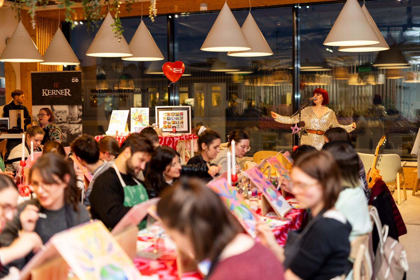 Besucherinnen und Besucher gestalten gemeinsam Kunstwerke bei einem Kreativ-Workshop im IKEA Restaurant.