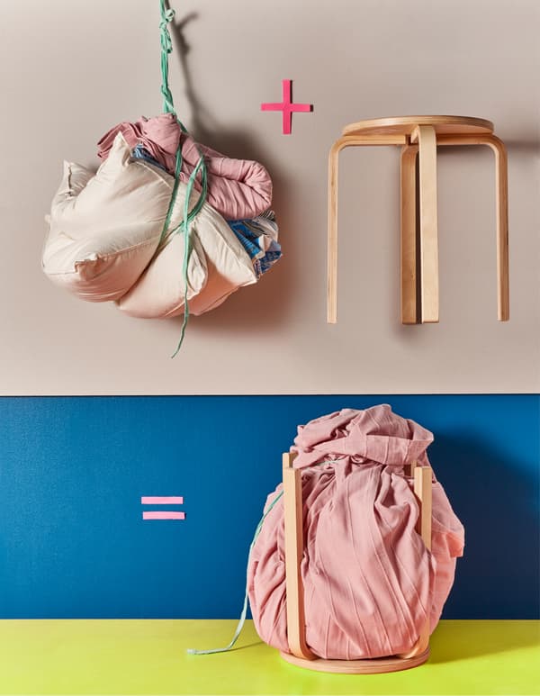 Bettzeug fürs Wohnheim zwischen die Beine von FROSTA Hocker aus Birkensperrholz gepackt