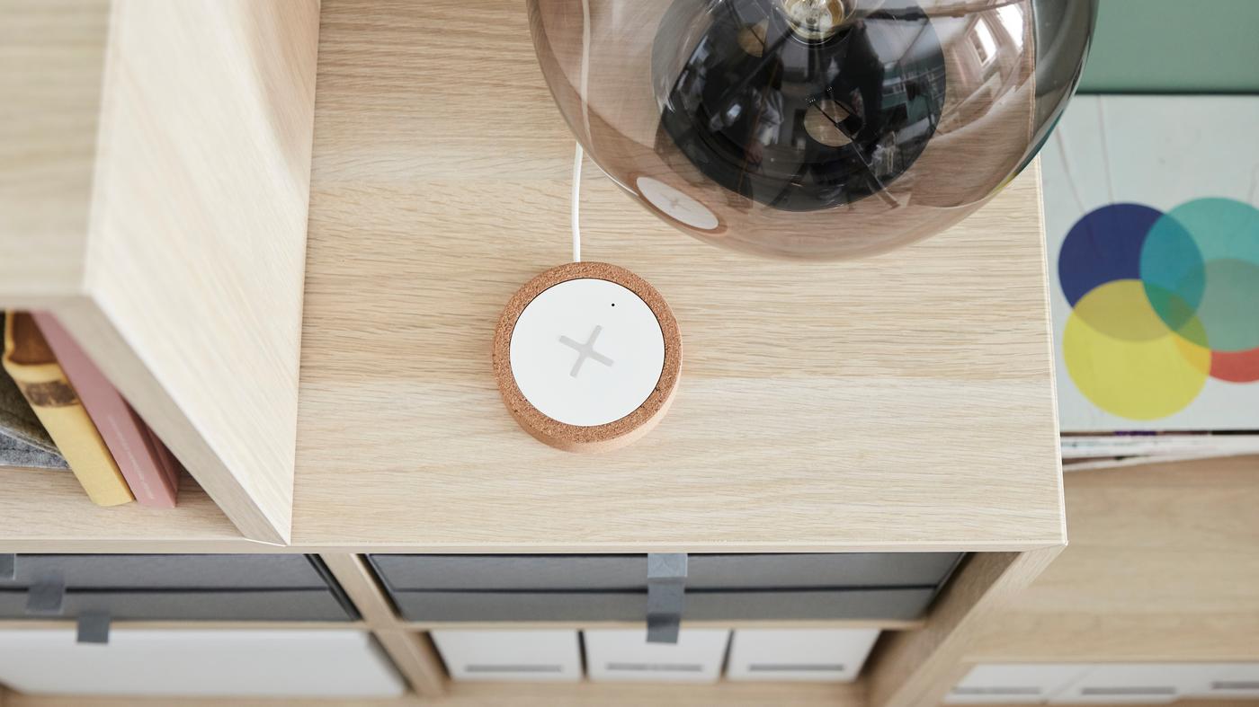 Bezdrôtová nabíjačka NORDMÄRKE s veľkým symbolom plus.