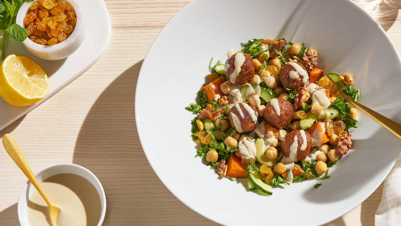 Bezmäsité guľôčky s cícerovým šalátom.