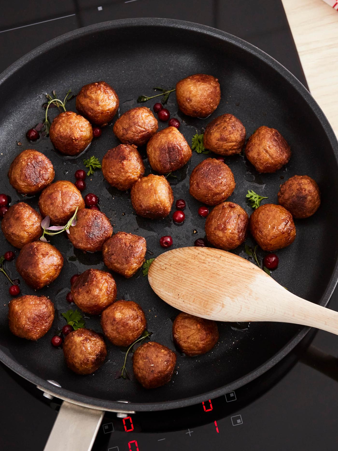 Bezmasé kuličky HUVUDROLL na pánvi HEMKOMST.