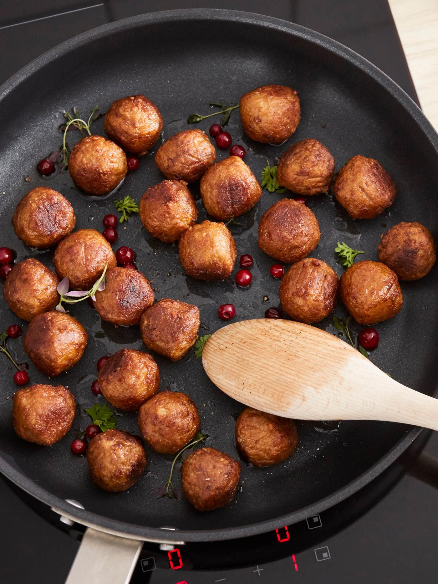 Bezmasé kuličky HUVUDROLL na pánvi HEMKOMST.