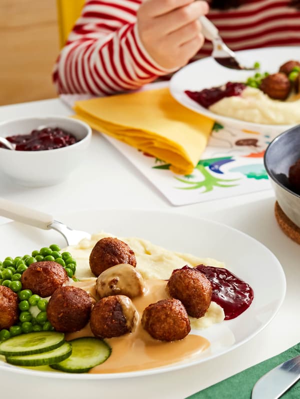 Bezmasé kuličky HUVUDROLL s bramborovou kaší ALLEMANSRÄTTEN, smetanovou omáčkou ALLEMANSRÄTTEN a brusinkami SYLT LINGON.