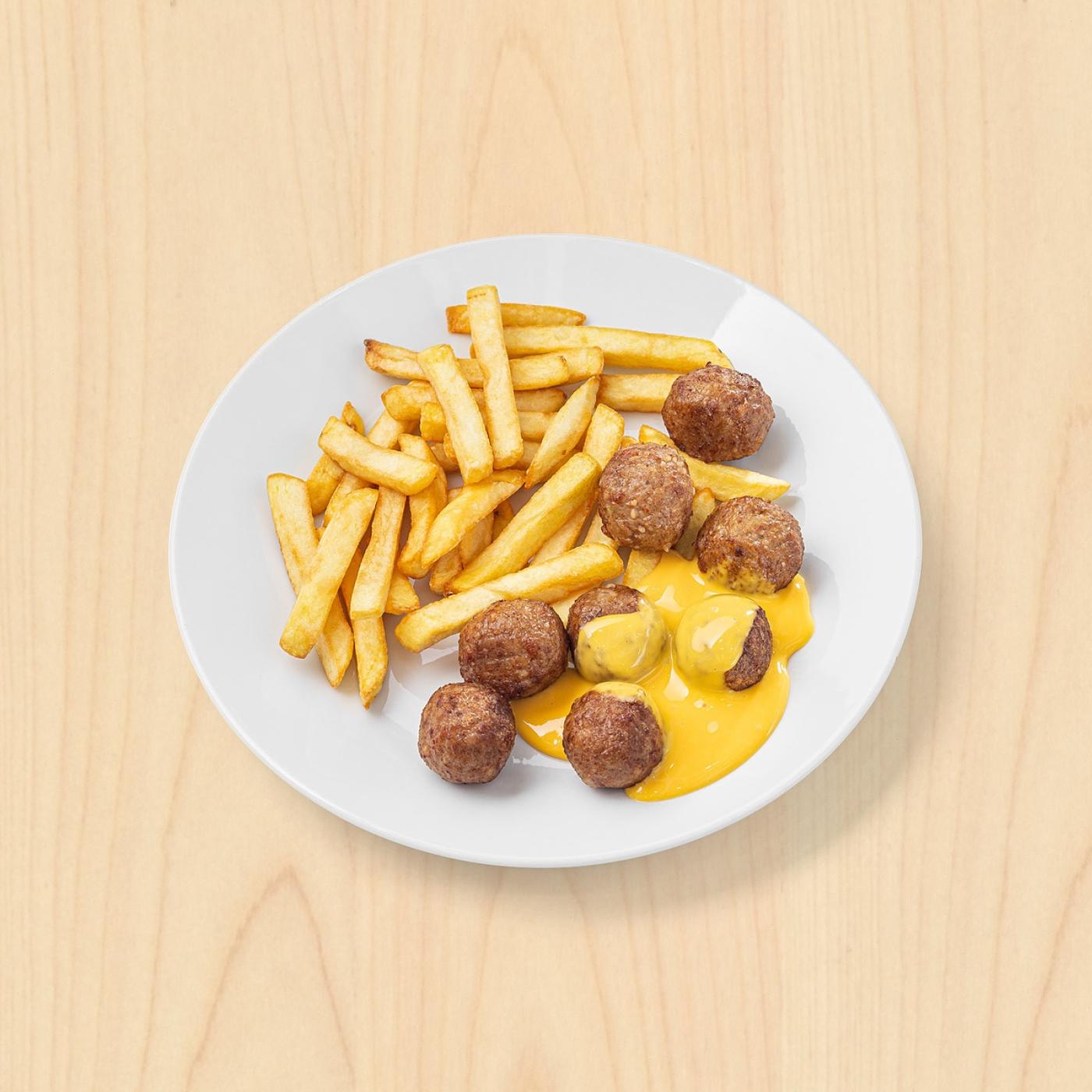 Bezmasé kuličky přelité čedarovou omáčkou s hranolkami. 