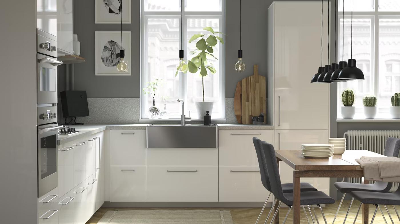 biała kuchnia na wysoki połysk z wiszącymi lampami