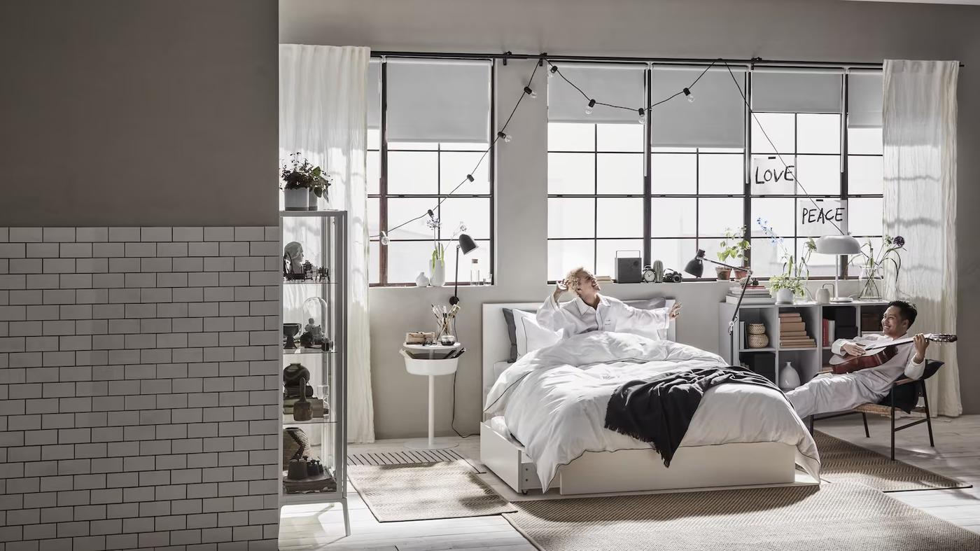 biała loftowa sypialnia z dużymi oknami